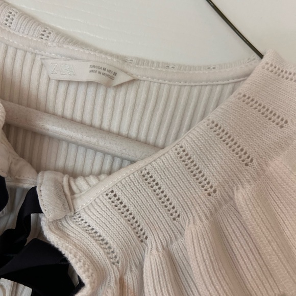 Zara White Ruffled Top with Black Bow - size M 💜 - Picture 3 of 3